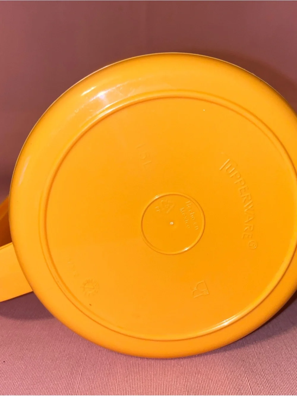 Tupperware 1.5 liter Yellow Plastic Pitcher with Lid - Home Kitchen